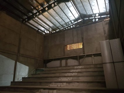 Struktur undakan tempat duduk auditorium bioskop CGV Lawu Plaza sebelum pemasangan interior