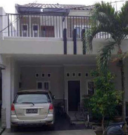 Tampak depan rumah dua lantai dengan carport dan teras atap berpagar besi setelah pekerjaan selesai