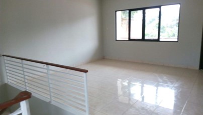 Ruang lantai atas rumah tinggal Jagakarsa dengan railing besi dan lantai keramik yang sudah terpasang