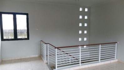 Area tangga lantai atas rumah tinggal Jagakarsa setelah pekerjaan finishing