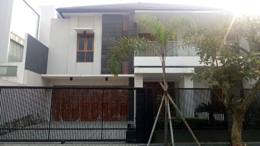 Tampak depan rumah tinggal dua lantai di Tajur, Bogor, setelah selesai dibangun