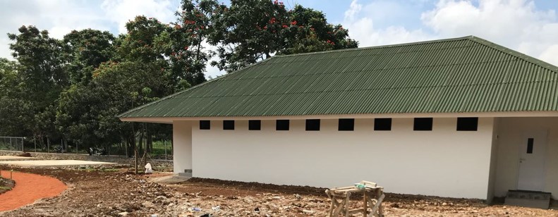 Bangunan toilet Forest Camp Inagro di Ciseeng setelah selesai, beratap hijau di tepi lapangan